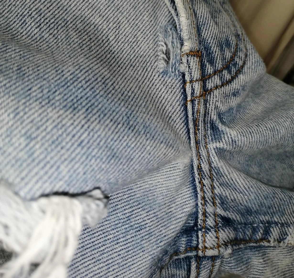Lichte blauwe spijkerbroek met used effect en franjes "Levi's" 501 – photo 5